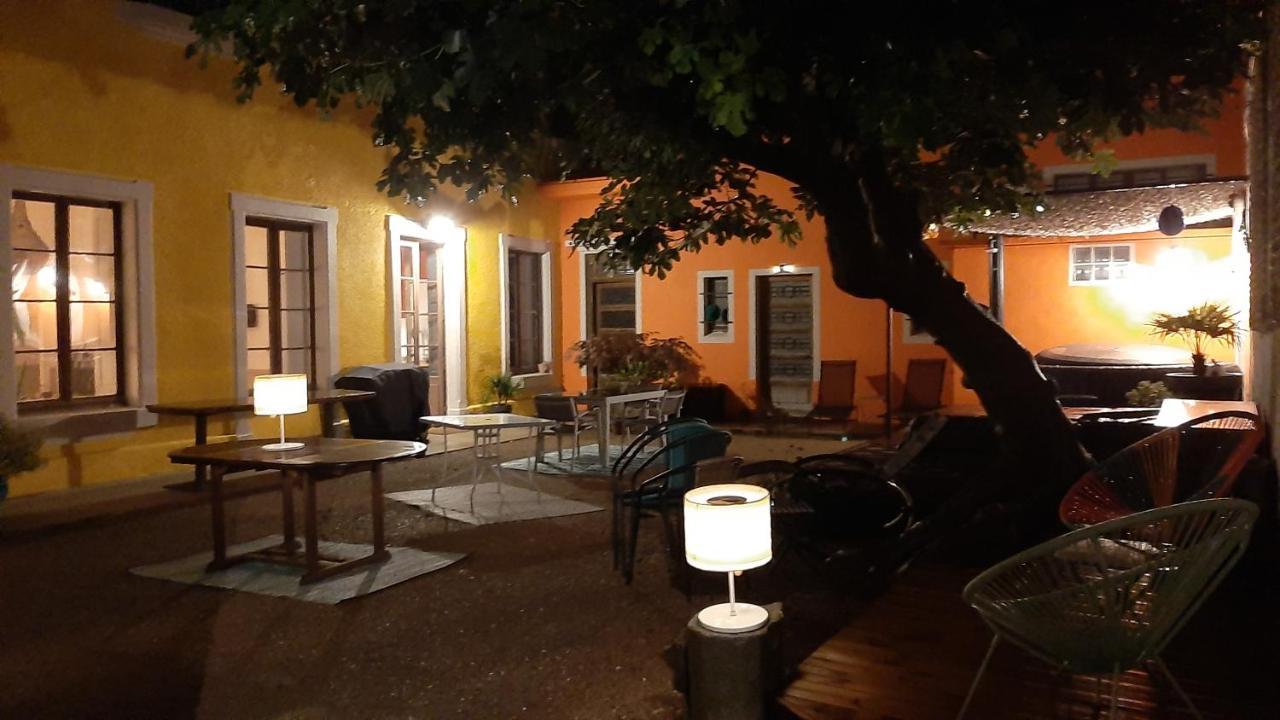 Le 9 De Cour, Caouette Couette-café *